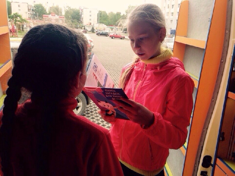 «Вкусное чтение» в гостях у книжного автобуса